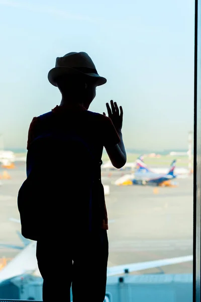 Niño Mirando Avión Desde Ventana Del Aeropuerto — Foto de Stock