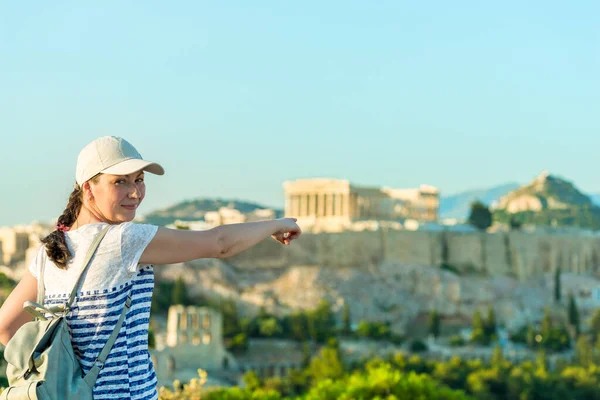 Genieten Van Vakantie Griekenland Jonge Reizende Vrouw Geniet Van Uitzicht — Stockfoto