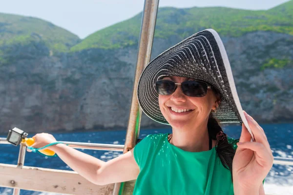 Mulher Relaxada Chapéu Sol Desfrutando Viagem Oceânica Navegando Iate Luxo — Fotografia de Stock