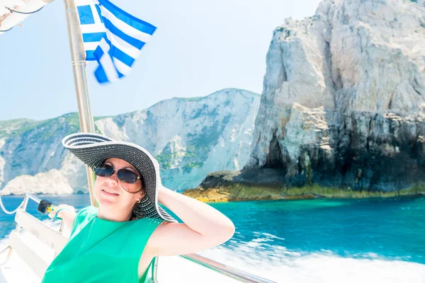 Donna Rilassata Con Cappello Sole Godendo Del Viaggio Oceanico Vela — Foto Stock