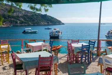 Restoranda güzel deniz manzaralı bir masa.