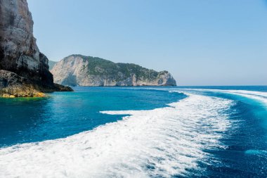 Güneşli bir günde sürat teknesinin kuyruğu suda uyanır.. 