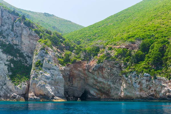 Yunan Adasının Kayalık Kıyıları Deniz Manzarası Tekne Manzarası — Stok fotoğraf