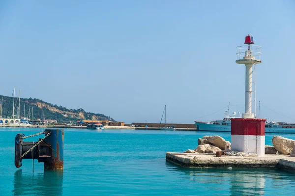 Okyanus Kıyısındaki Deniz Feneri Gökyüzü Gemi Üzerinde — Stok fotoğraf