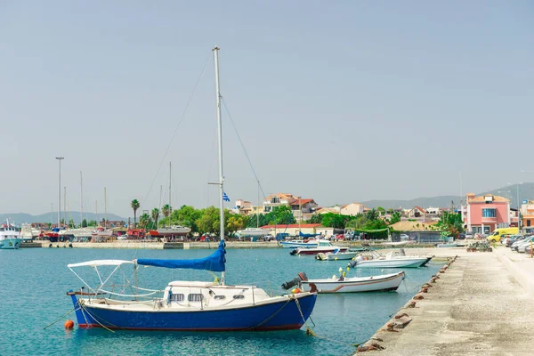 Barcos Balancean Las Olas Turquesas Del Mar Jónico Grecia Tiempo —  Fotos de Stock