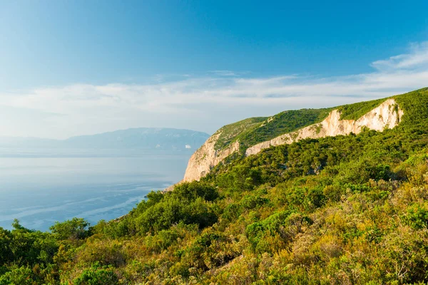 Yunan Adasının Kayalık Kıyıları Deniz Manzarası Manzara Yunanistan — Stok fotoğraf