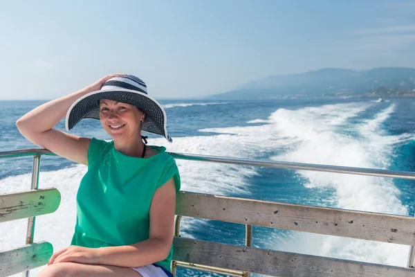 戴着太阳帽的松驰女人 享受远航 乘豪华游艇航行 — 图库照片