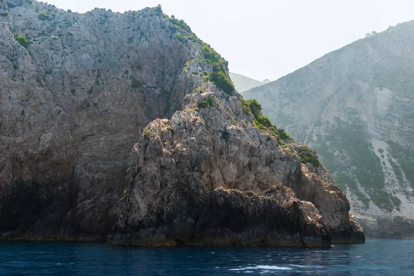 Βραχώδης Ακτή Του Ελληνικού Νησιού Και Θέα Στη Θάλασσα Τοπίο — Φωτογραφία Αρχείου
