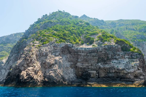 Yunan Adasının Kayalık Kıyıları Deniz Manzarası Tekne Manzarası — Stok fotoğraf