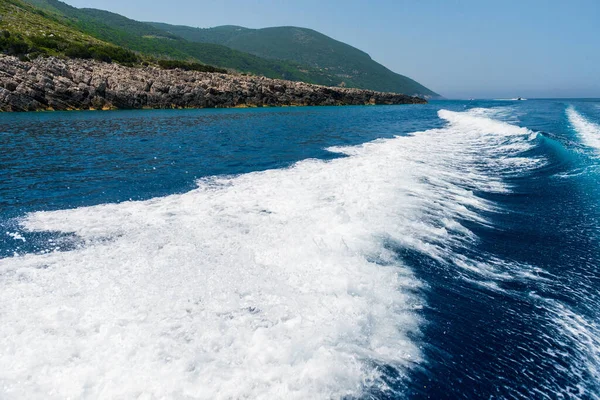 Хвіст Прокидається Воді Швидкісного Човна Сонячний День — стокове фото