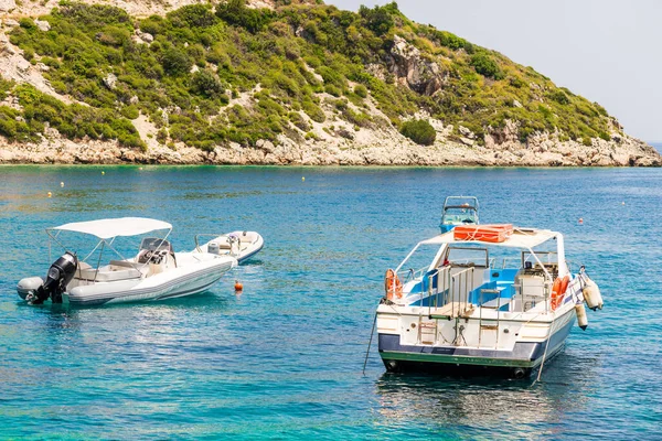 ボートは晴れた日にギリシャのイオニア海のターコイズブルーの波に揺れる — ストック写真
