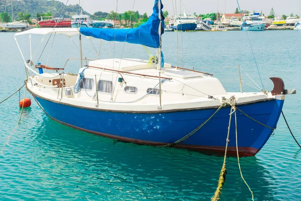 Barcos Balancean Las Olas Turquesas Del Mar Jónico Grecia Tiempo — Foto de Stock