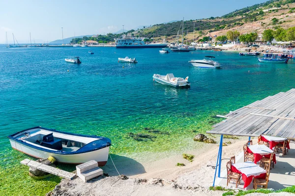 Barcos Balancean Las Olas Turquesas Del Mar Jónico Grecia Tiempo — Foto de Stock