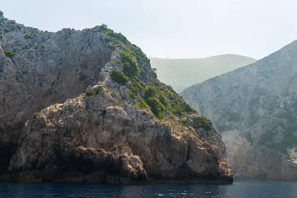 Βραχώδης Ακτή Του Ελληνικού Νησιού Και Θέα Στη Θάλασσα Τοπίο — Φωτογραφία Αρχείου