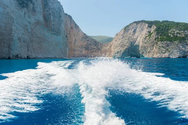 晴れた日にスピードボートから水の上でテールウェイクアップ — ストック写真