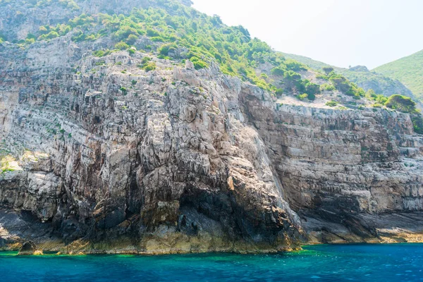 Yunan Adasının Kayalık Kıyıları Deniz Manzarası Tekne Manzarası — Stok fotoğraf