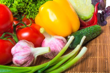 bir sürü ahşap peçeteye sağlıklı sebze