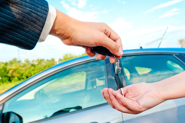 Gerente de vendas envia as chaves para um carro novo — Fotografia de Stock