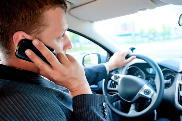 Geschäftsmann telefoniert während der Fahrt mit dem Handy — Stockfoto