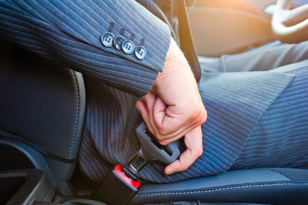 Driver in business suit fastens his seat himself automobile seat belt — Stock Photo, Image