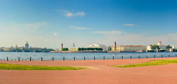 Mooi panoramisch uitzicht op het spit van vasilievsky eiland, st. peter — Stockfoto