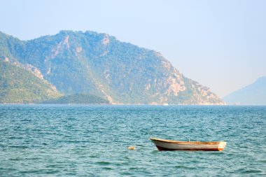 denizin dalgaları üzerinde küçük tekne