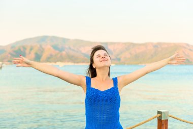 denize sıfır tatil keyfi mutlu esmer