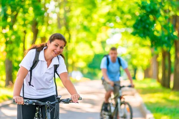 A couple of cyclists riding in the park — Stock Photo, Image