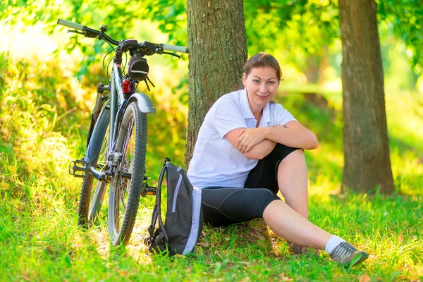 Verblijf in het park naast de fiets — Stockfoto