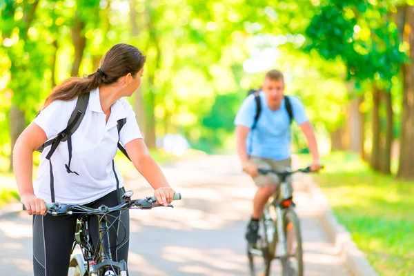 Man en vrouw in het park op de fiets in de ochtend — Stockfoto