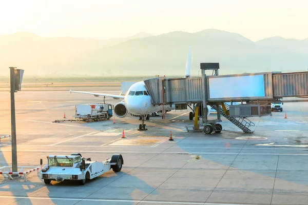 Aeronaves de pasajeros en el aeropuerto con acceso al embarque —  Fotos de Stock