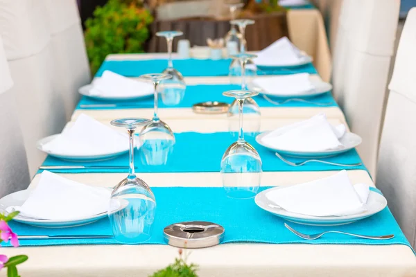 Vackra tabeller med köksutrustning i ett sommarcafé — Stockfoto