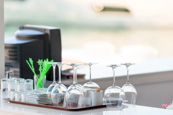 Clean dishes on the bar in a summer cafe — Stock Photo, Image