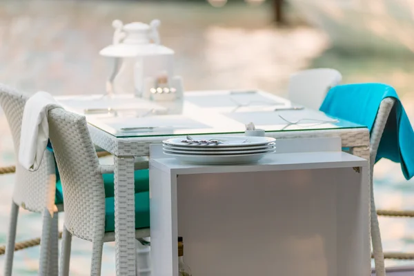 Tisch und weiße Korbsessel Sommercafé — Stockfoto