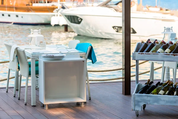 Cafeterías al aire libre en el muelle cerca de los yates — Foto de Stock