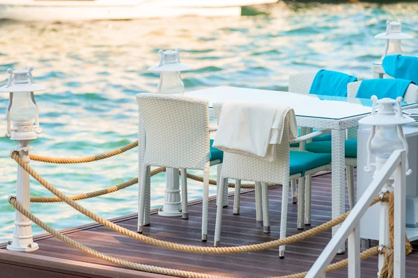 Hermosa cafetería en el muelle cerca del mar —  Fotos de Stock