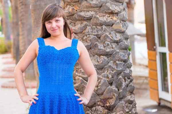 Feliz hermosa chica 20 años de edad en un vestido azul — Foto de Stock