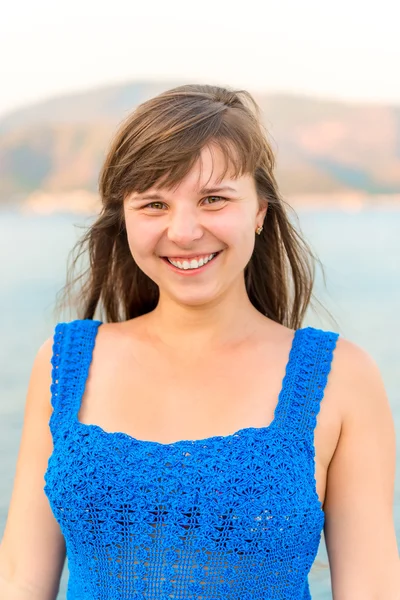 Retrato de una joven morena sobre el fondo del mar — Foto de Stock