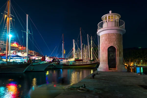 Faro en el muelle por la noche en Marmaris — Foto de Stock