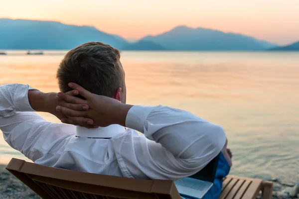 Ondernemer geniet van een verblijf op het strand — Stockfoto