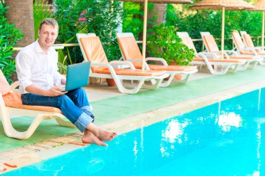 gülümseyen ve çalışan bir dizüstü bilgisayar yöneticisi