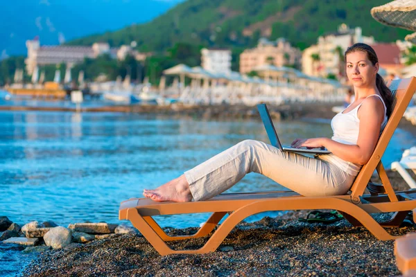 Giovane donna che corre sulla spiaggia su un lettino — Foto Stock