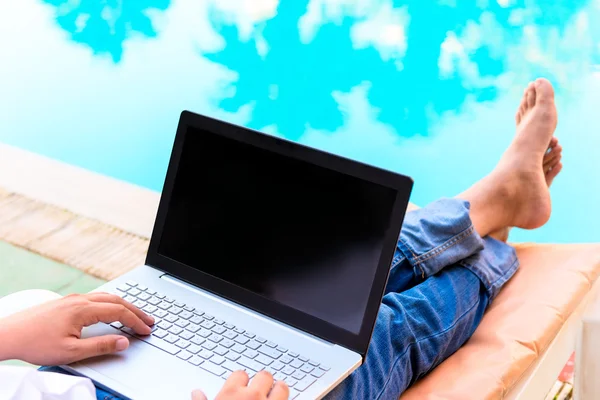 Man's handen werken met laptop close-up — Stockfoto