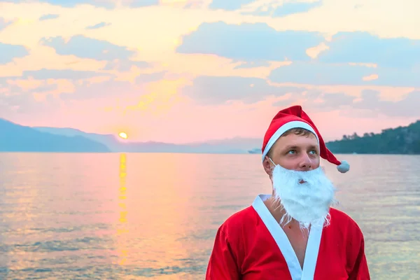 Portrét Santa Clause na pozadí moře — Stock fotografie