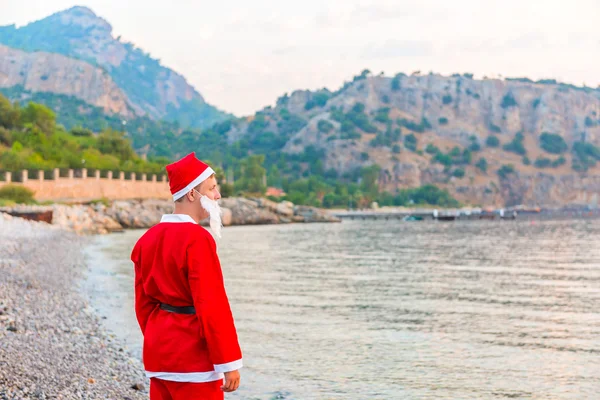 Papai Noel no mar de verão — Fotografia de Stock