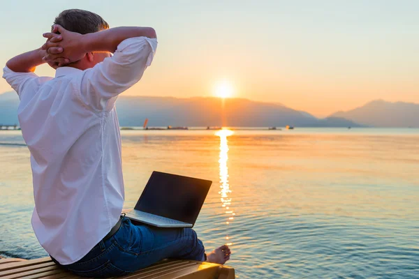 Fritids entreprenör. människan med laptop på morgonen på den Stockfoto