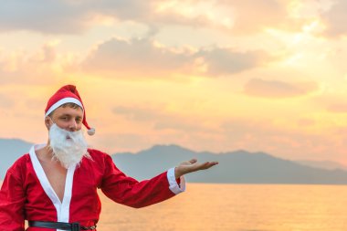 Noel Baba ve güzel deniz manzarası