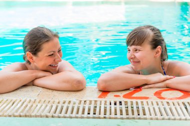 Kız gülerek havuz kenarı