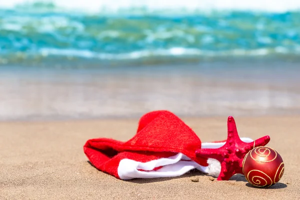 Christmas attributes and starfish on the beach — Stock Photo, Image