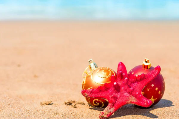 Starfish and balls for the Christmas tree on the beach — Stock Photo, Image